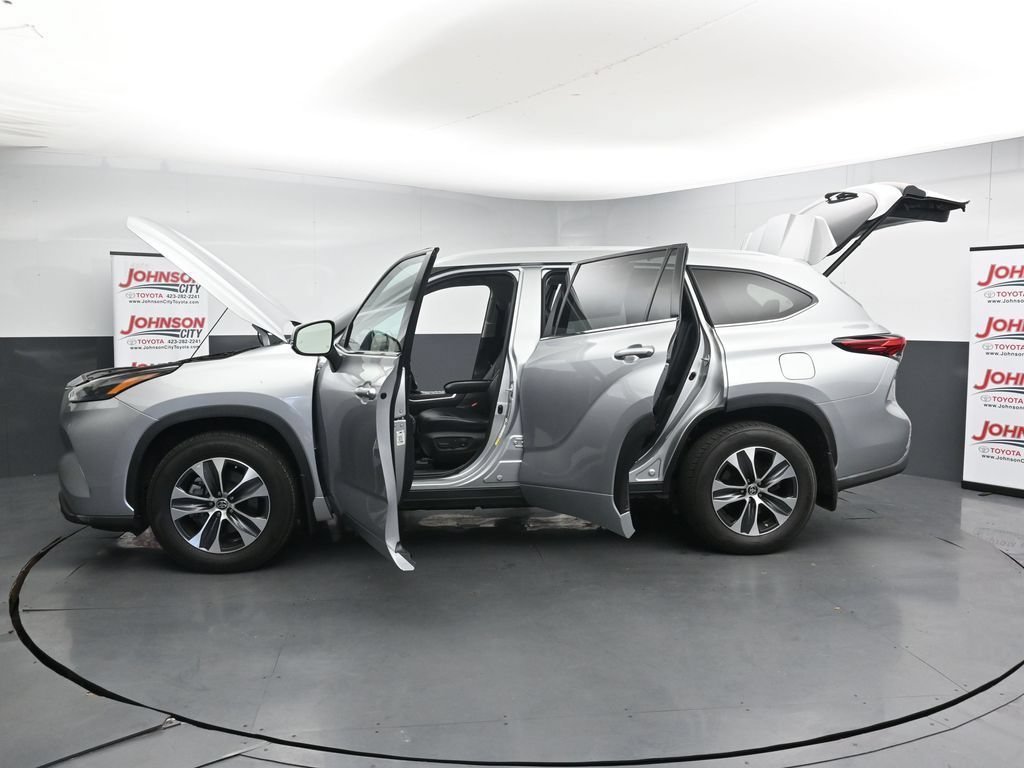 Used 2022 Toyota Highlander XLE AWD/4WD image 45