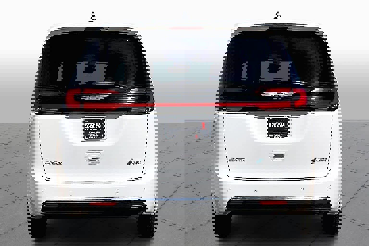 Used 2023 Chrysler Pacifica Touring-L image 5