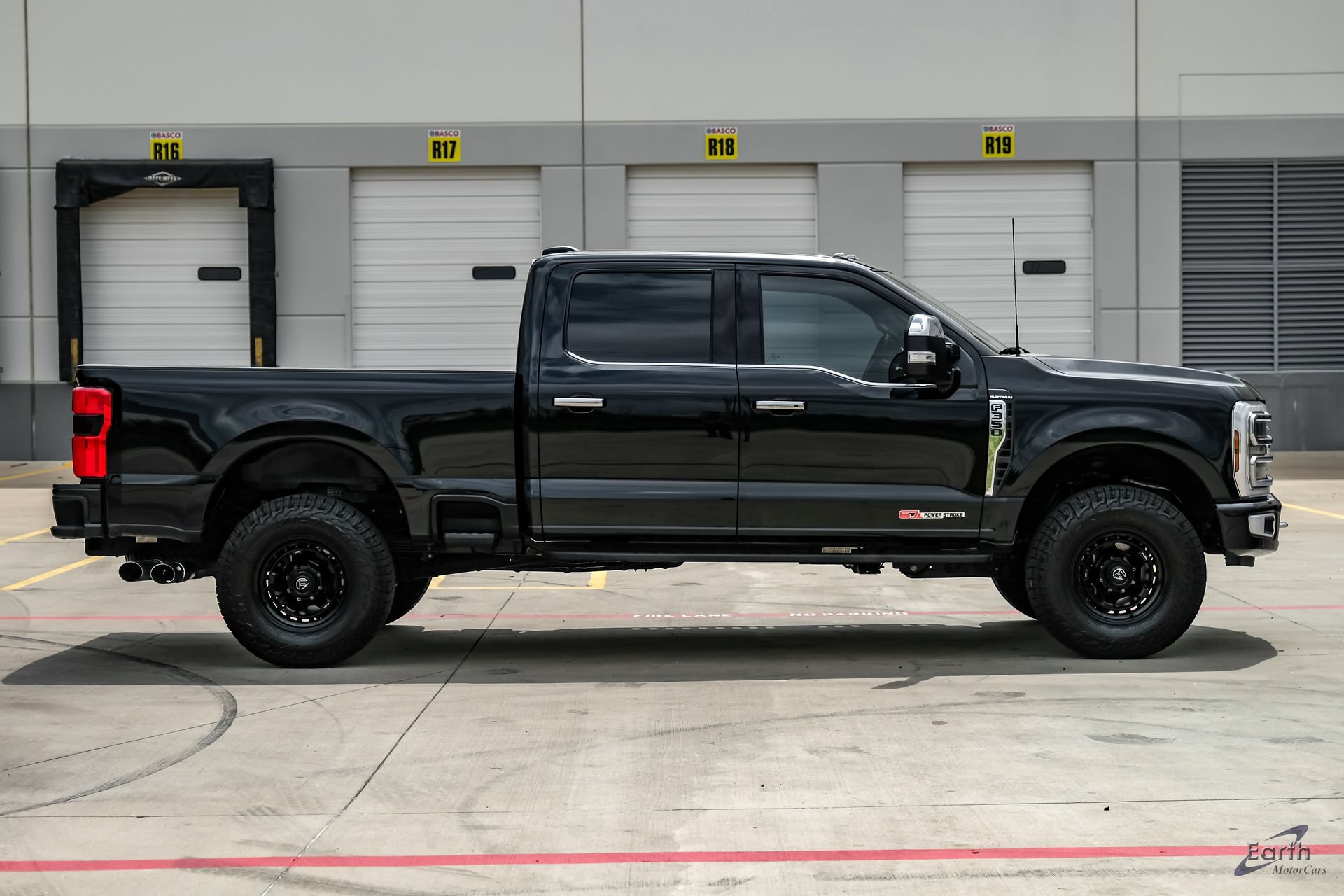 Used 2024 Ford F350 Platinum w/ Tremor Off-Road Package AWD/4WD image 20
