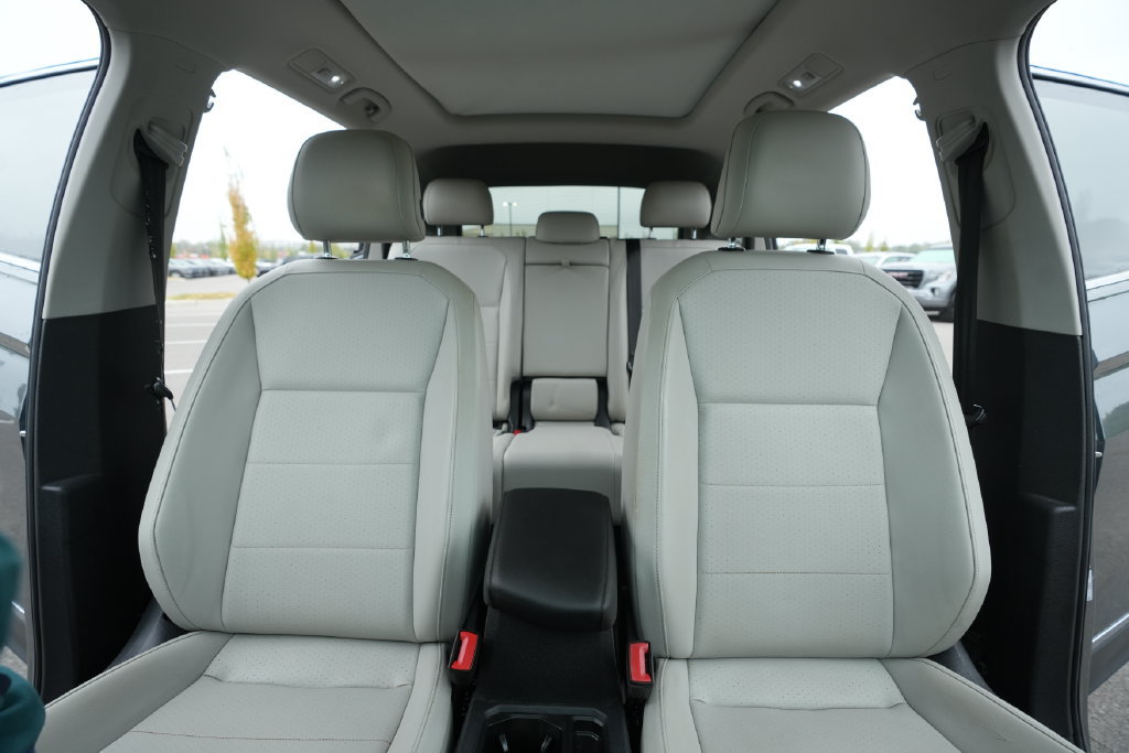 Used 2018 Volkswagen Tiguan SE w/ Panoramic Sunroof Package AWD/4WD image 40