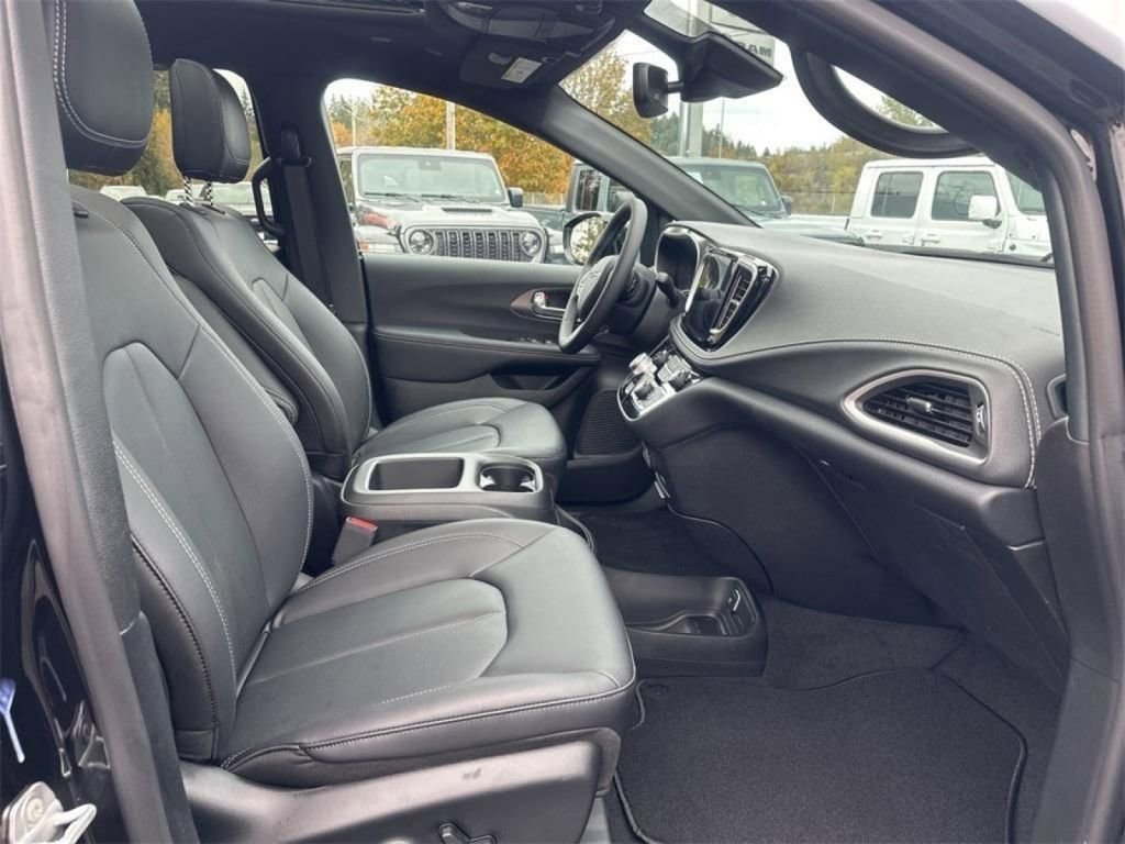 New 2025 Chrysler Pacifica Select w/ Uconnect Theater Family Group image 28