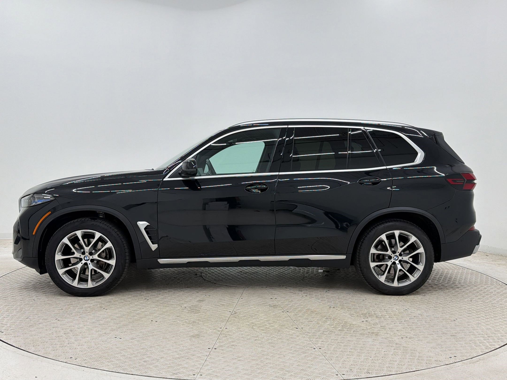 Used 2024 BMW X5 xDrive40i w/ Premium Package AWD/4WD image 2