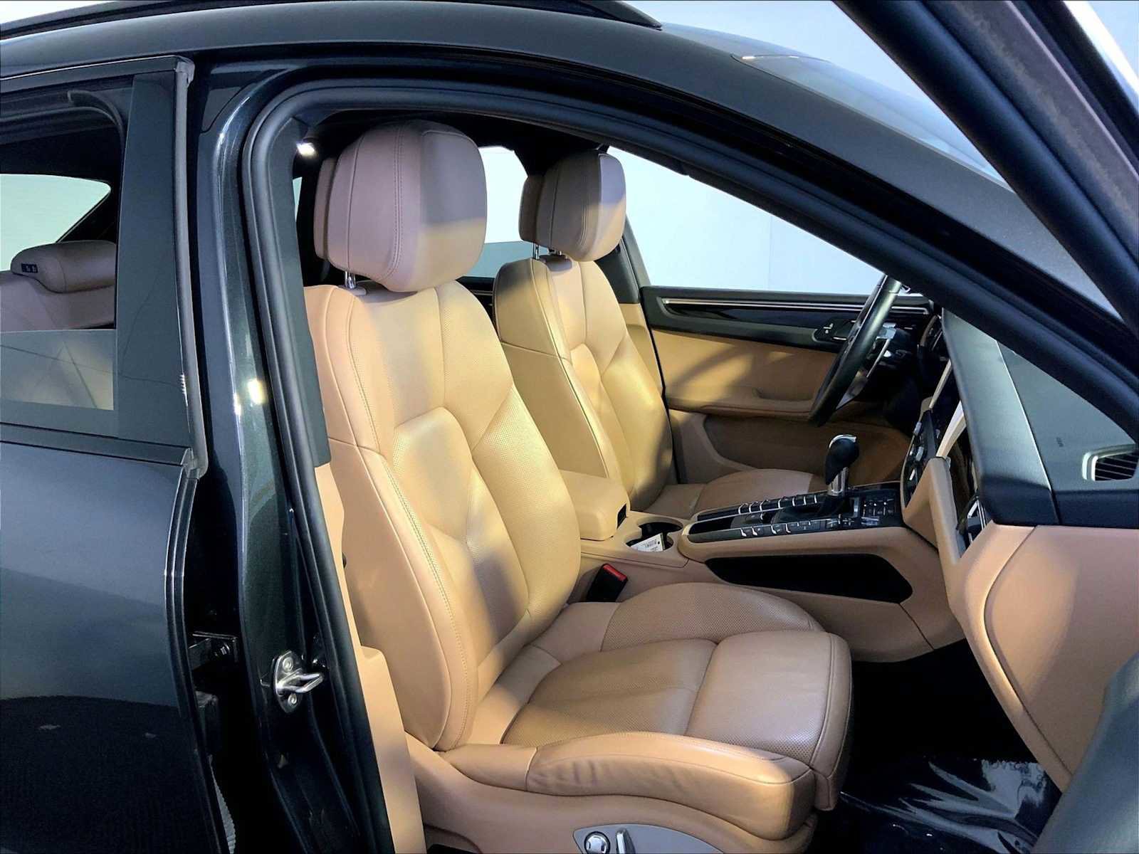 Certified 2020 Porsche Macan AWD/4WD image 18