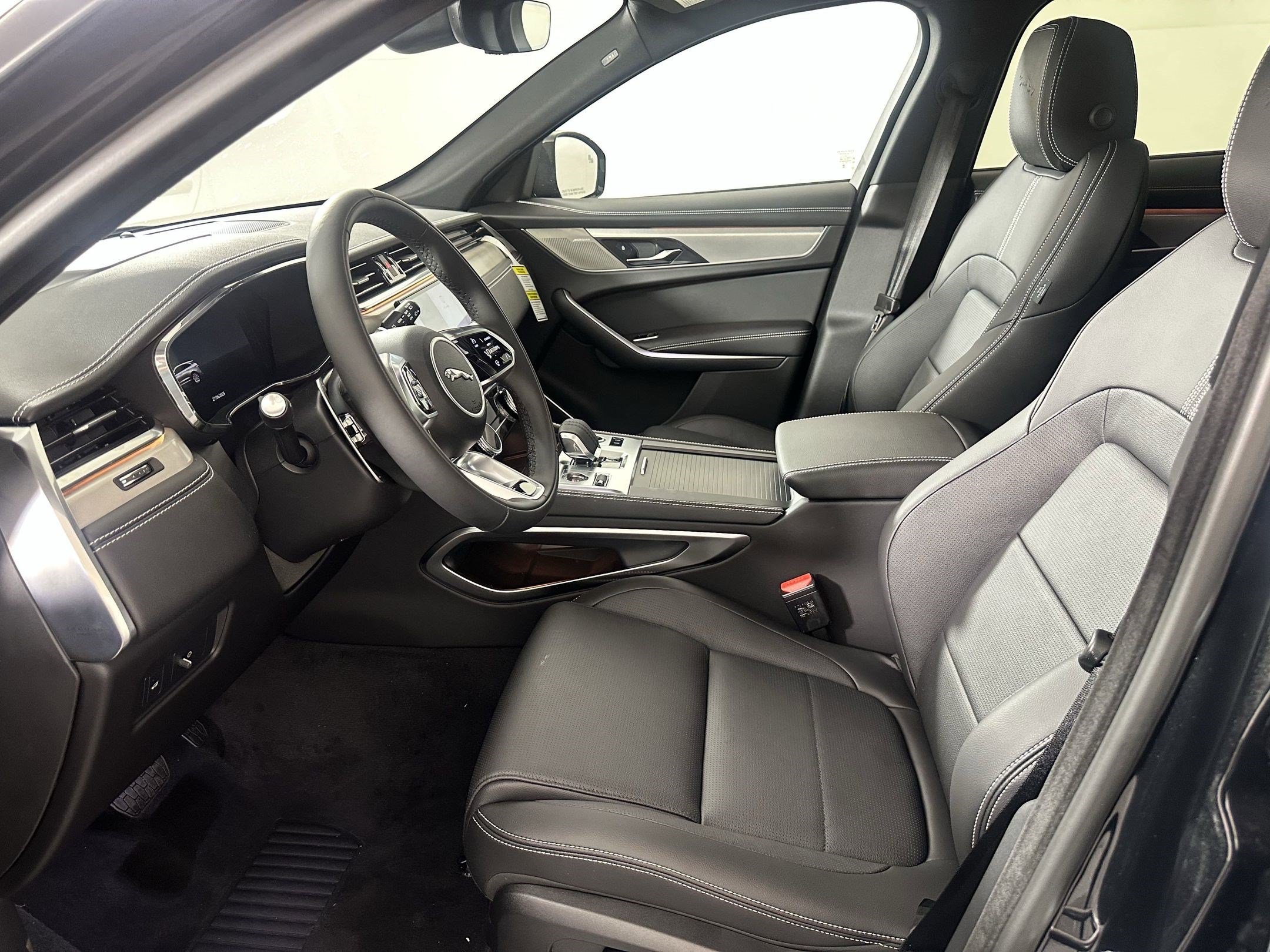 Used 2026 Jaguar F-PACE R-Dynamic S AWD/4WD image 4