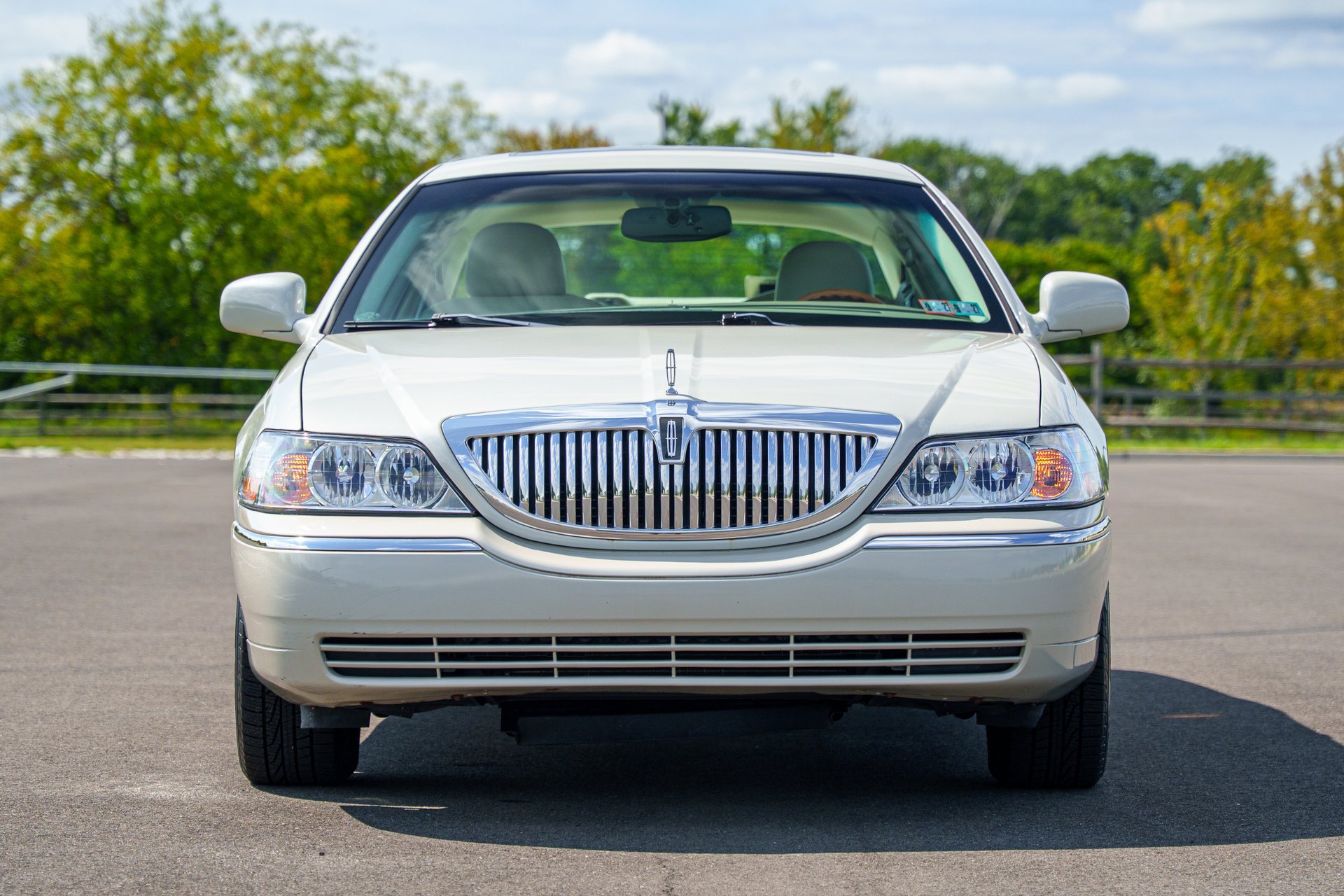 Used 2004 Lincoln Town Car Ultimate RWD image 3