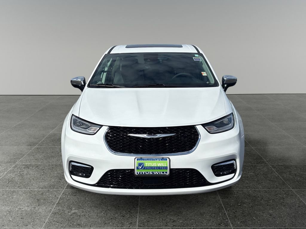 Used 2023 Chrysler Pacifica Limited w/ Uconnect Theater Family Group FWD image 3