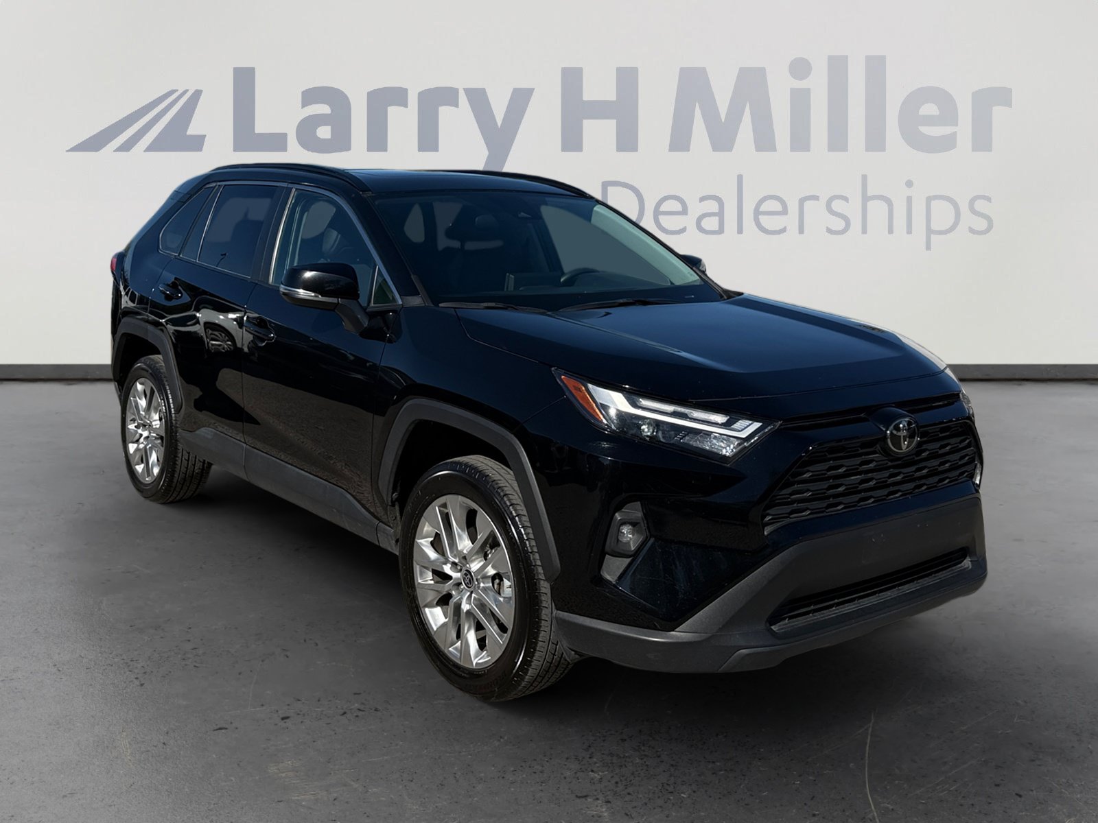Used 2025 Toyota RAV4 XLE Premium FWD image 7