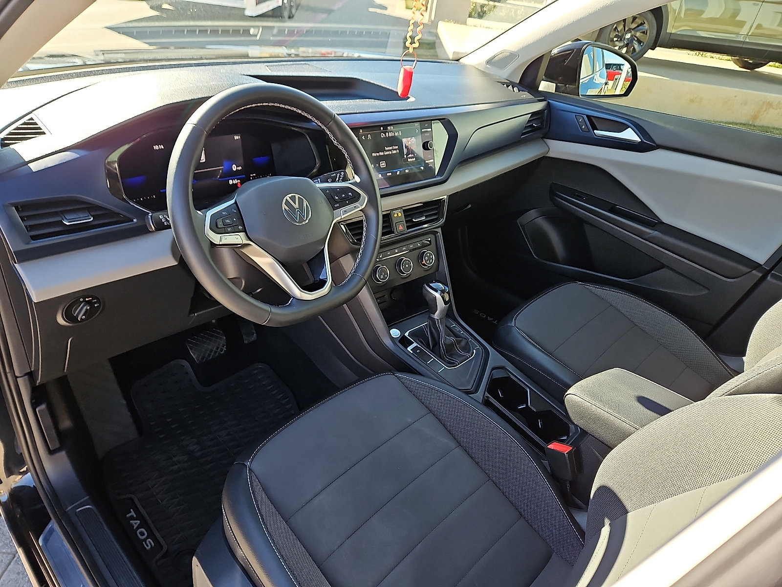 Certified 2022 Volkswagen Taos SE w/ Panoramic Sunroof Package image 10