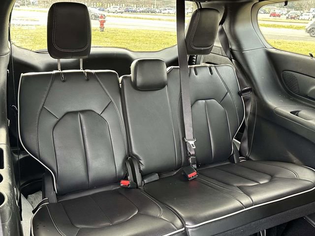 Used 2025 Chrysler Pacifica Limited image 12