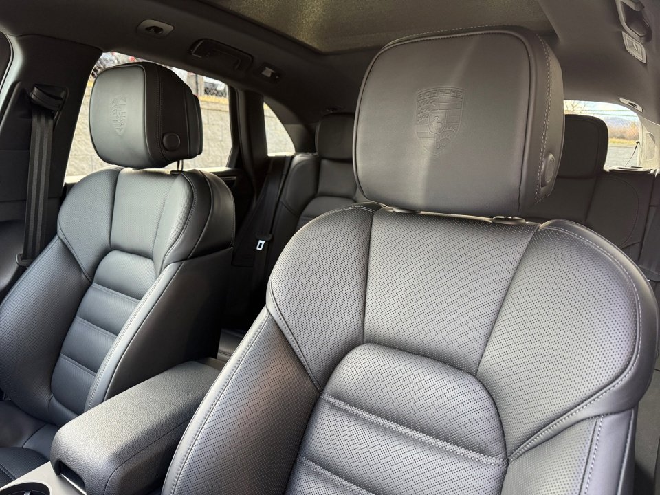 Certified 2025 Porsche Macan image 12