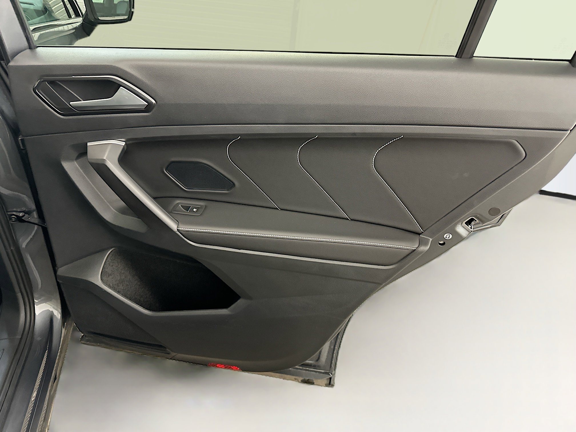 Used 2024 Volkswagen Tiguan SE w/ MDO Package, Two-Row image 32