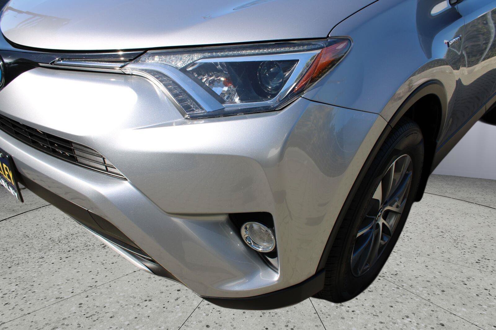 Used 2018 Toyota RAV4 XLE AWD/4WD image 10