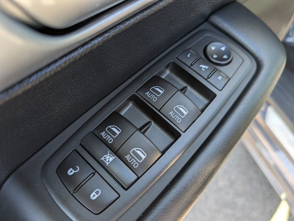 Used 2020 Chrysler Pacifica Limited w/ Advanced Safetytec Group FWD image 17