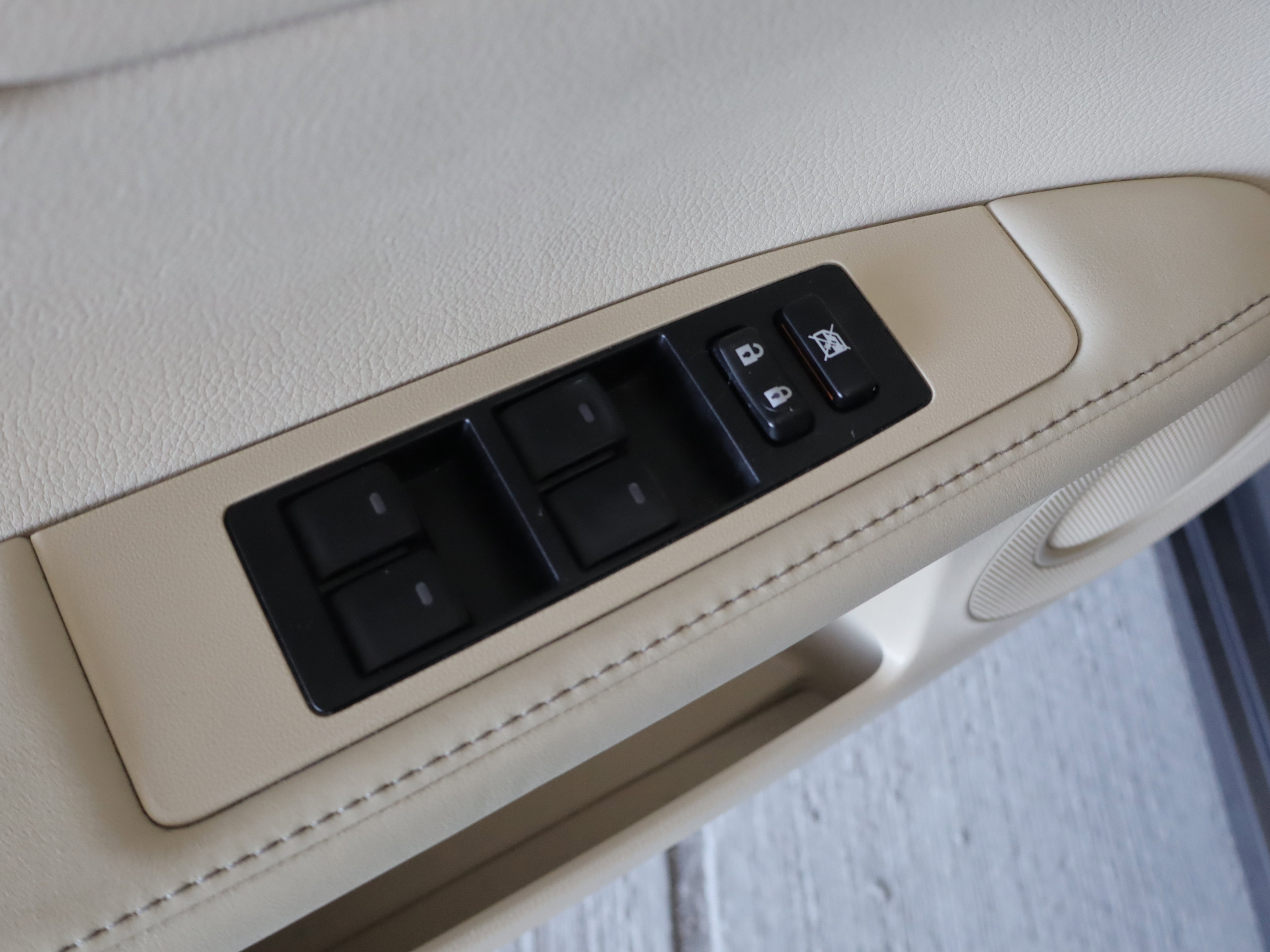 Used 2013 Lexus ES 300h w/ Luxury Pkg image 13