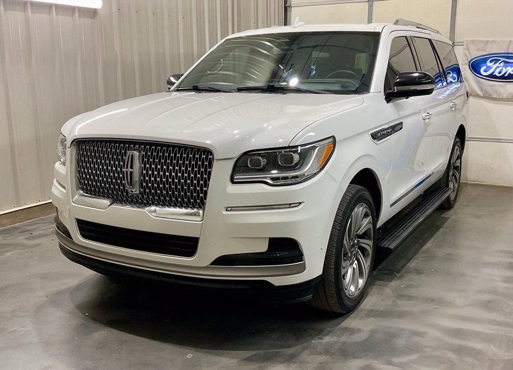 Used 2024 Lincoln Navigator Reserve AWD/4WD image 3