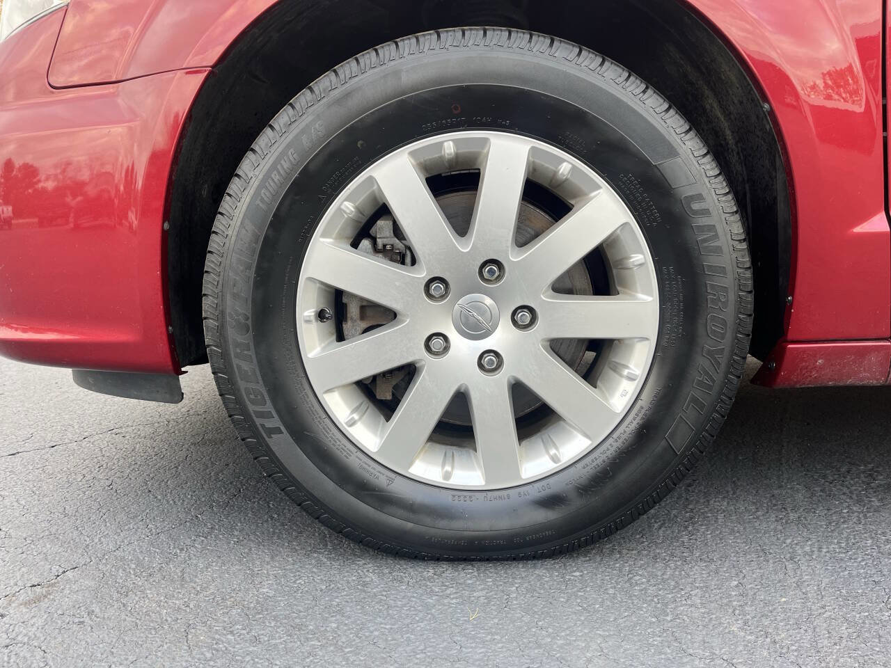 Used 2015 Chrysler Town & Country Touring image 7