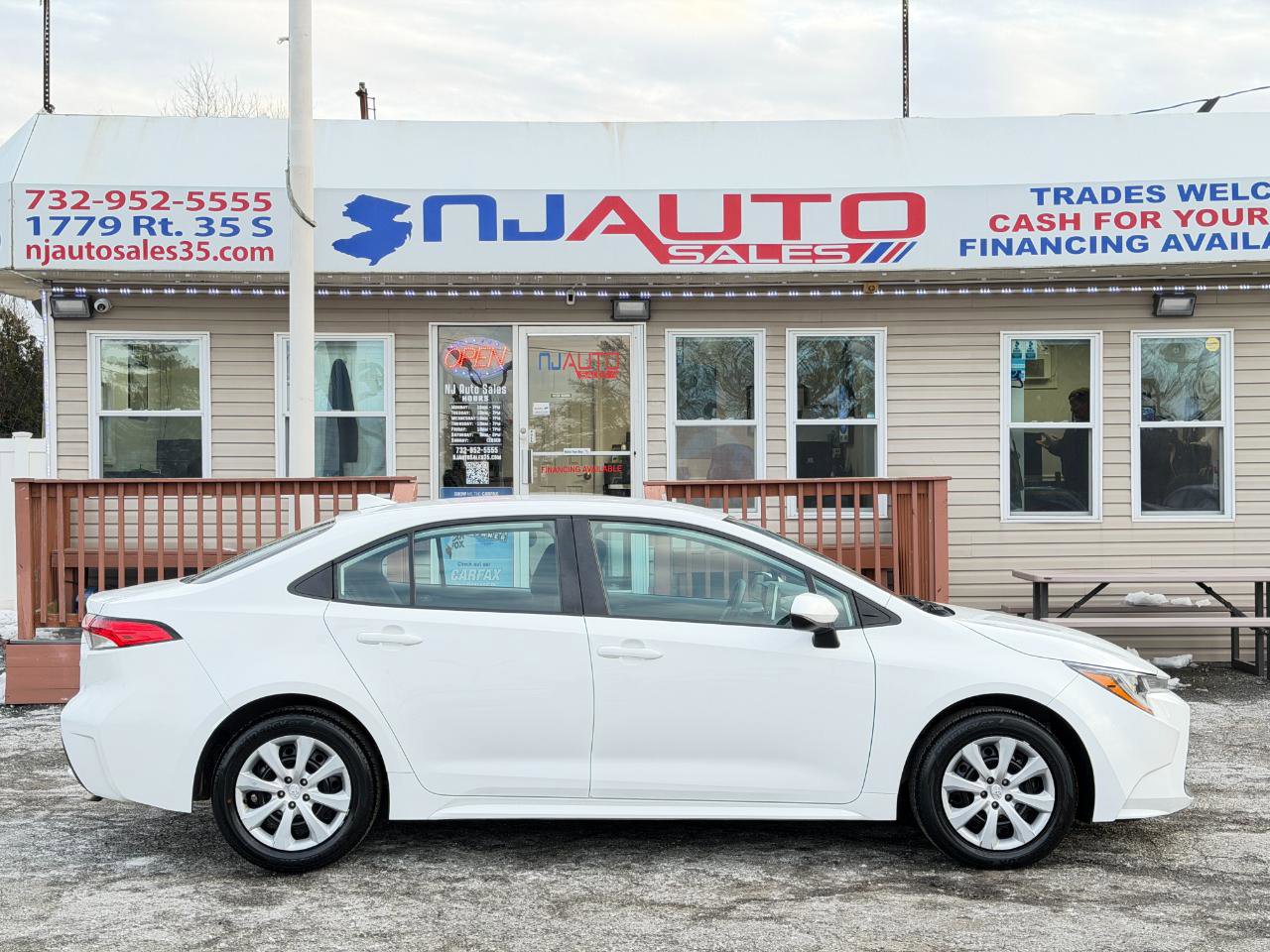 Used 2021 Toyota Corolla LE FWD image 3