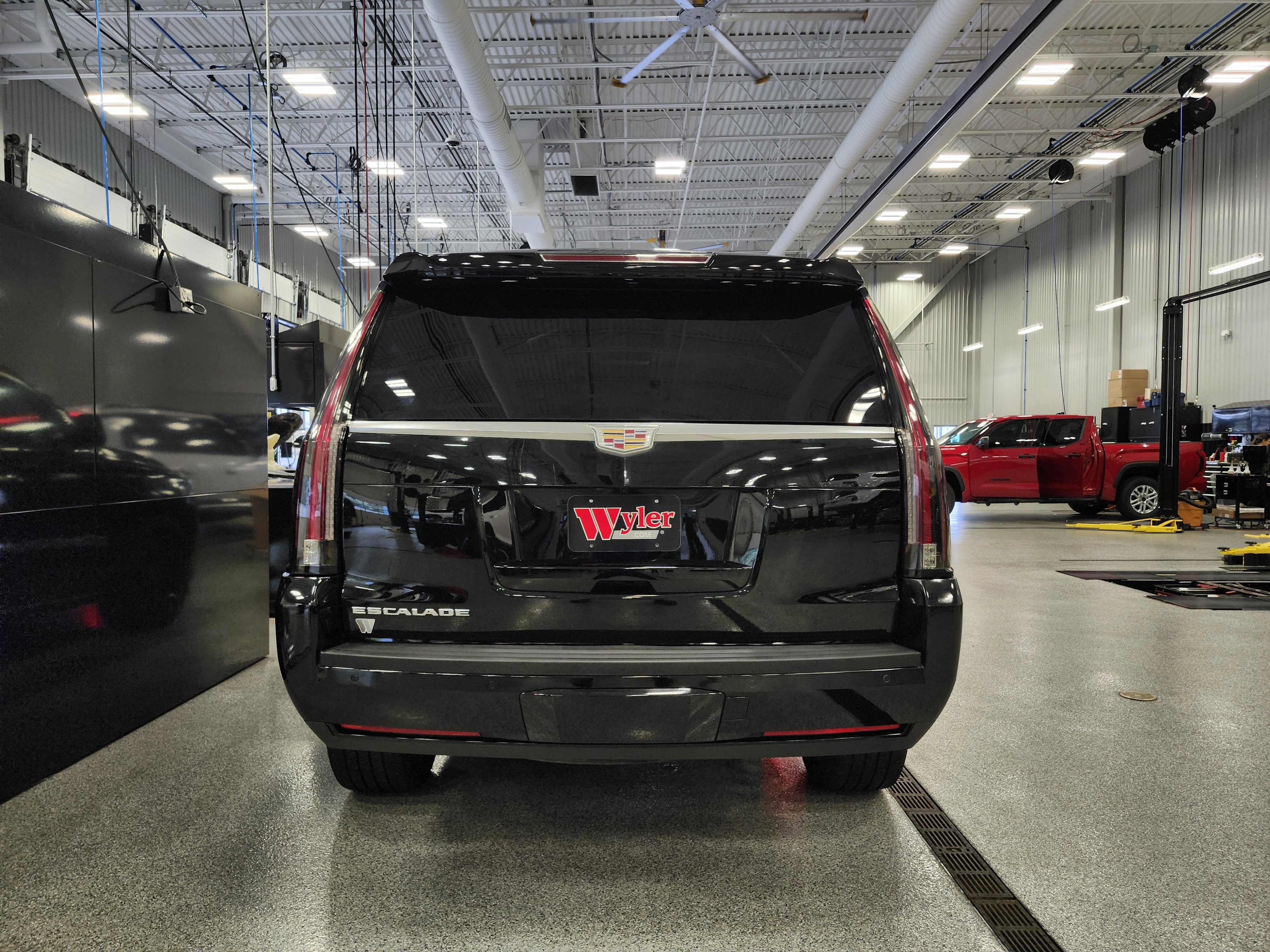 Used 2015 Cadillac Escalade Premium image 32