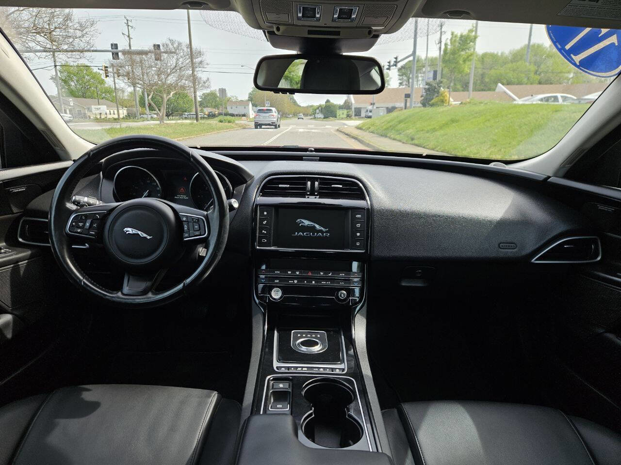 Used 2017 Jaguar XE Premium image 18