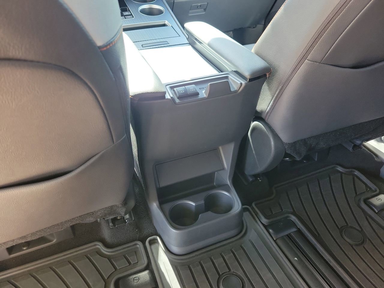 Used 2023 Toyota Sienna XSE FWD image 12