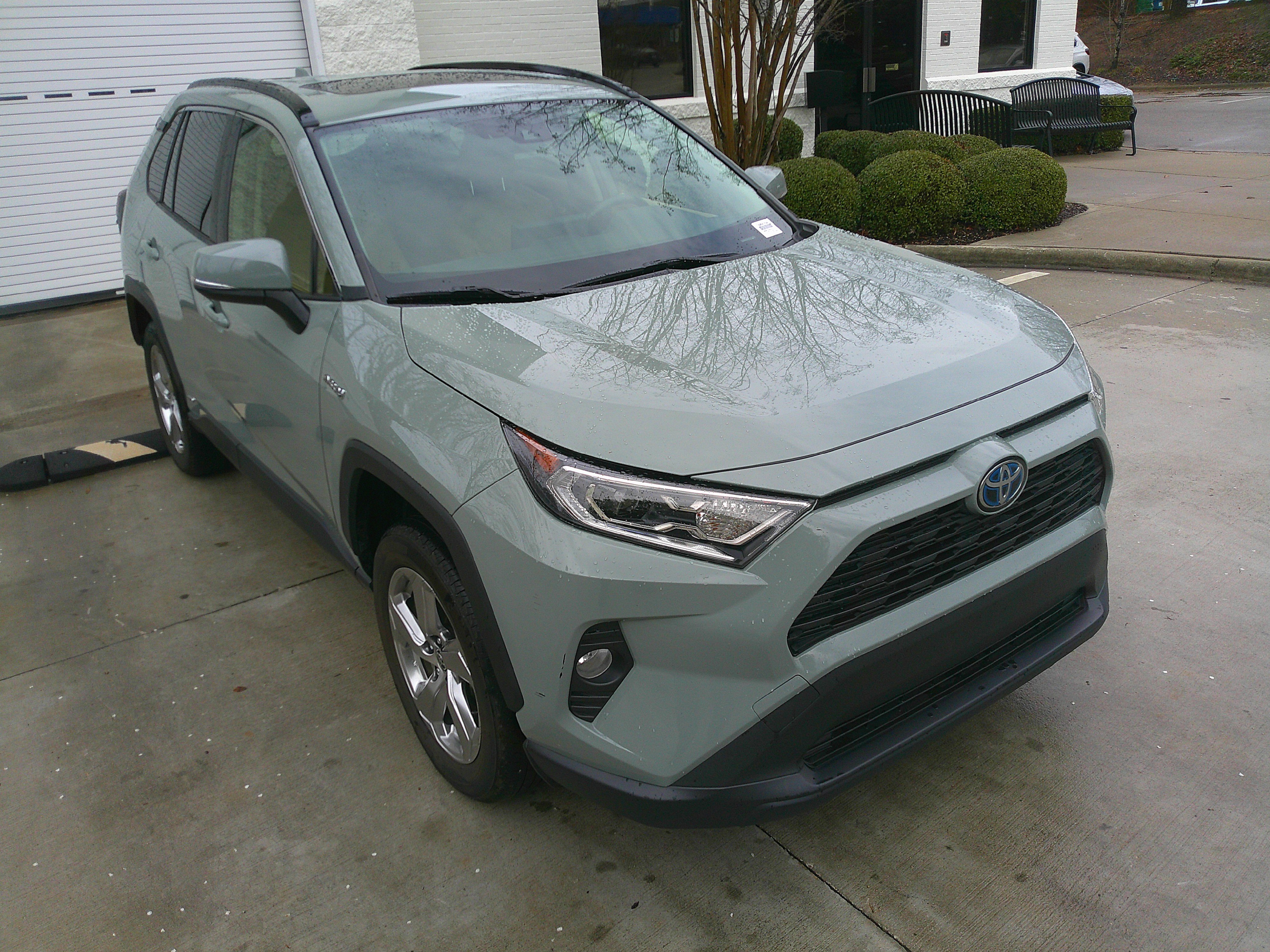 Used 2021 Toyota RAV4 XLE Premium image 2