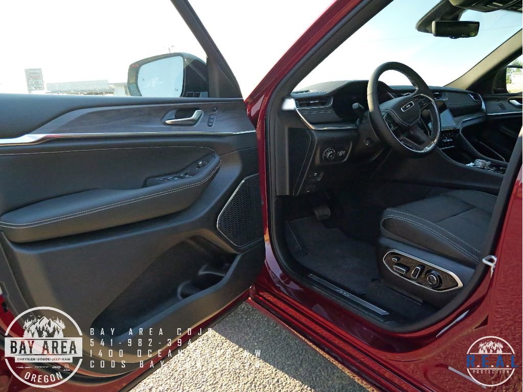 New 2025 Jeep Grand Cherokee Overland w/ Luxury Tech Group IV image 9