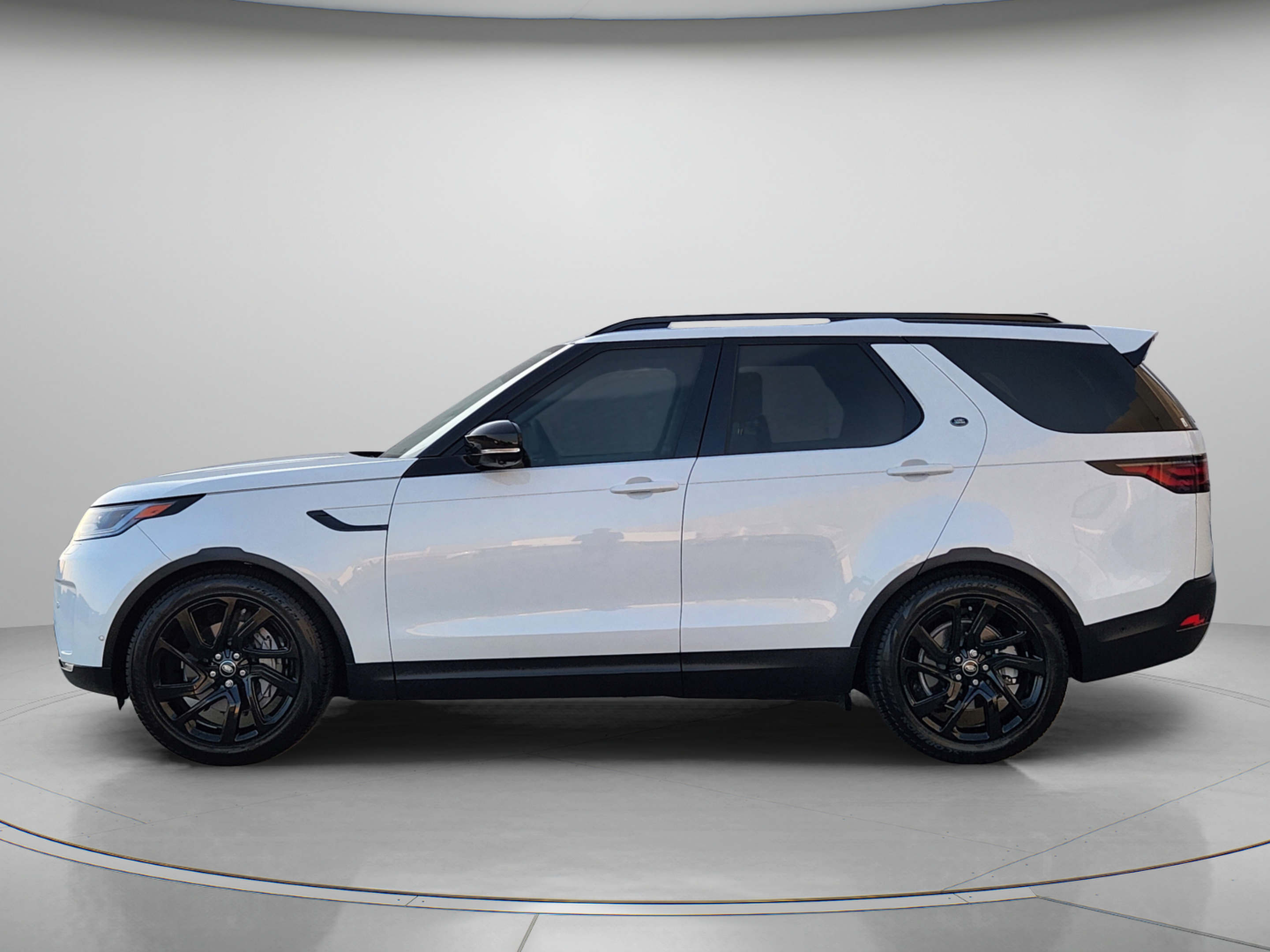Certified 2025 Land Rover Discovery S AWD/4WD image 2
