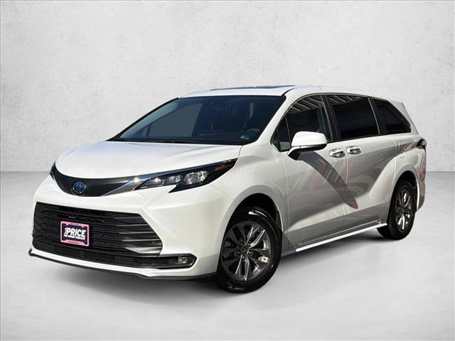 Used 2025 Toyota Sienna XLE image 1