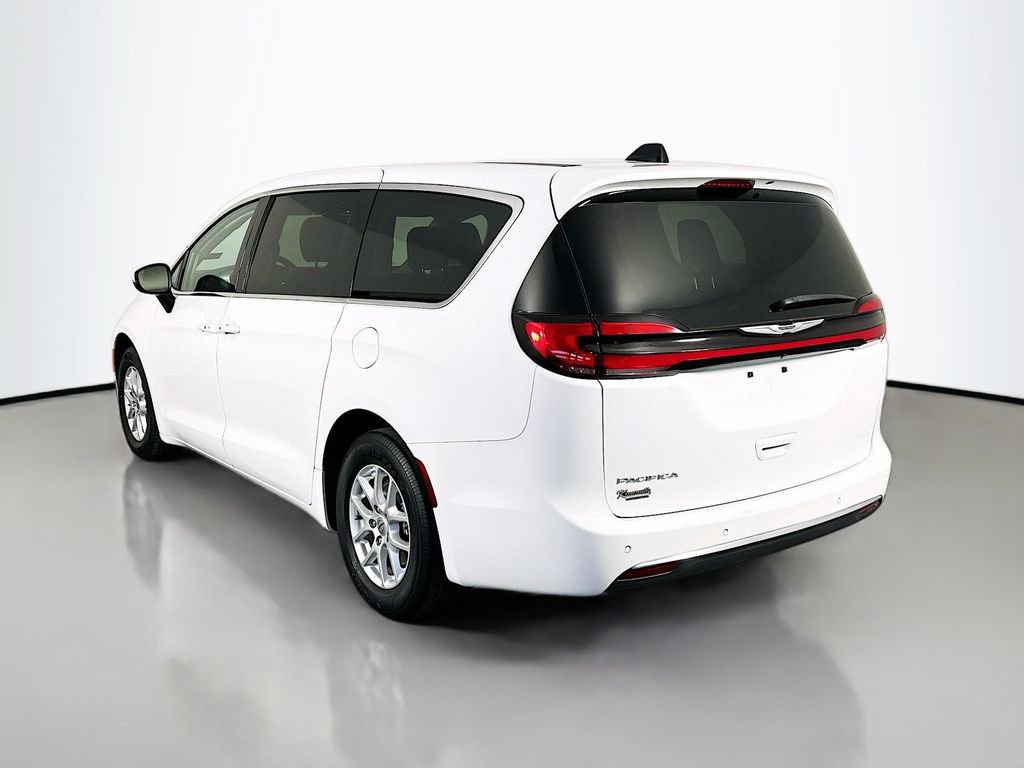 Used 2023 Chrysler Pacifica Touring-L FWD image 5