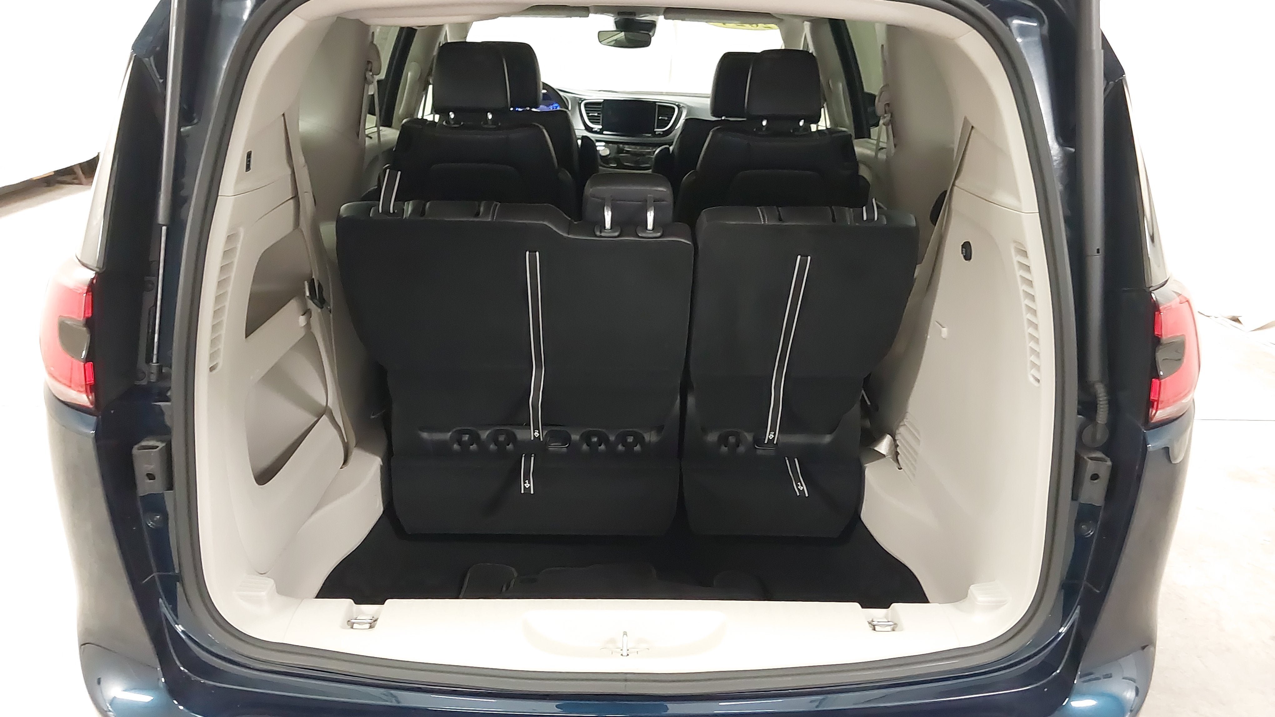 Used 2024 Chrysler Pacifica Touring-L FWD image 26