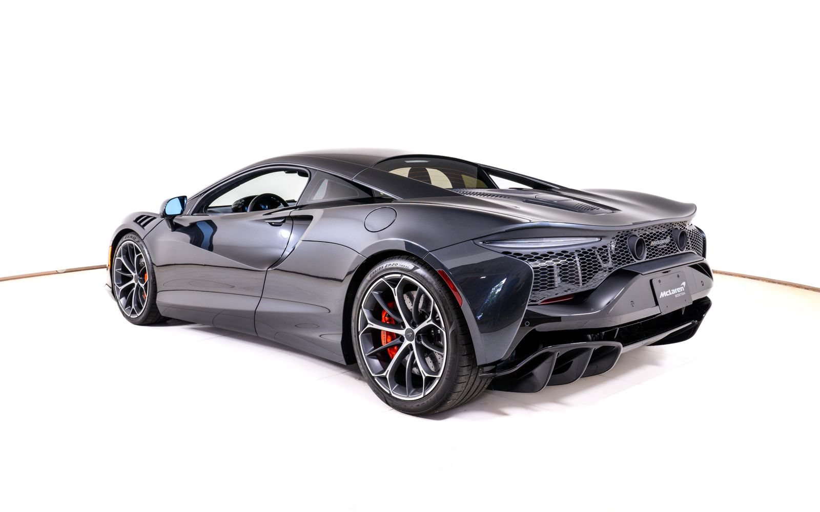 Used 2025 McLaren Artura RWD image 3