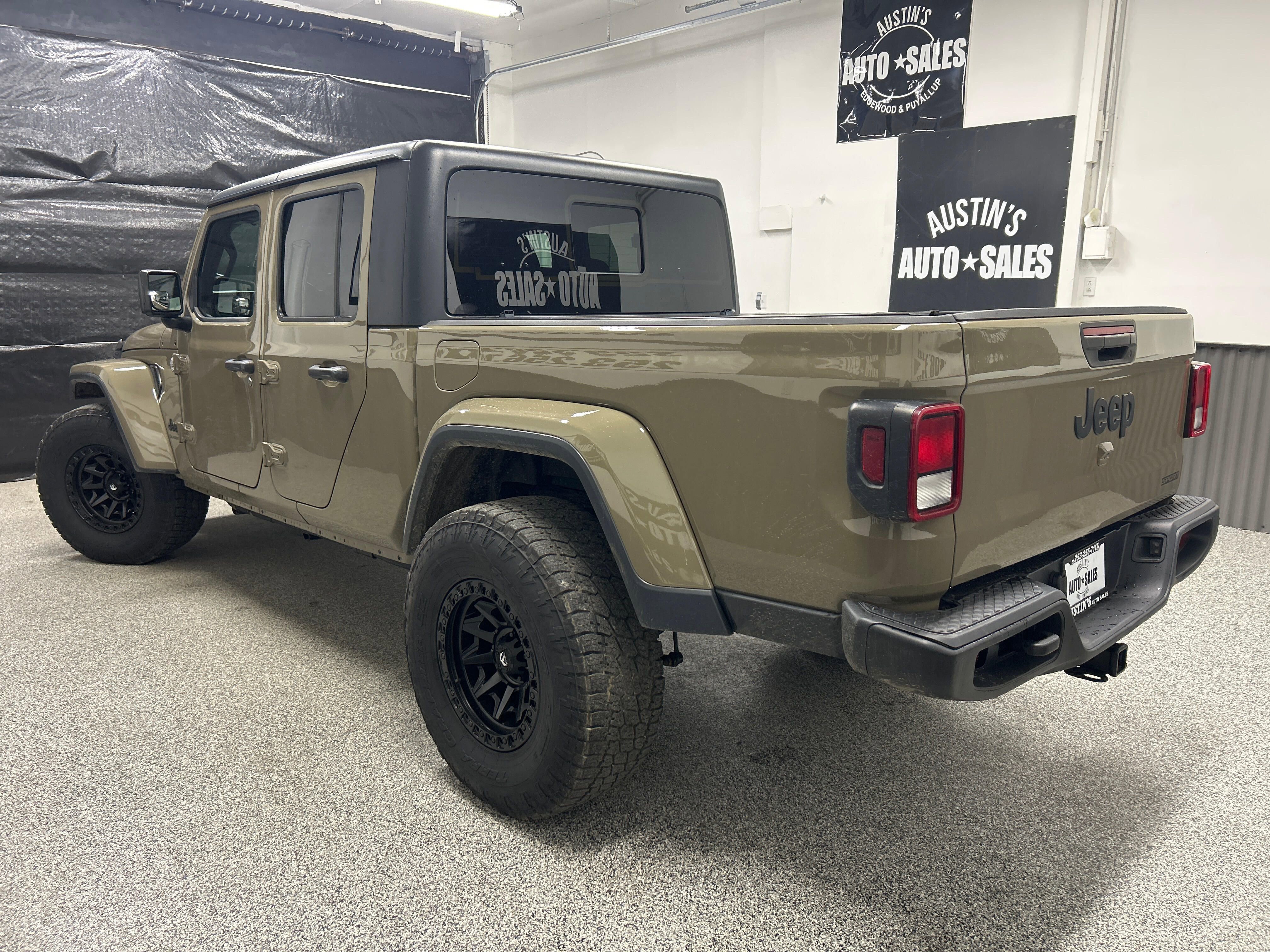 Used 2020 Jeep Gladiator Sport w/ Technology Group AWD/4WD image 4