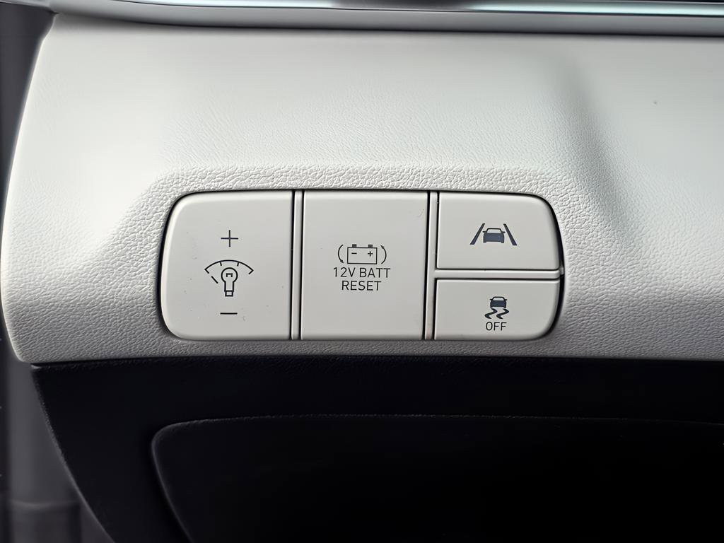 Used 2023 Hyundai Elantra Limited w/ Cargo Package image 24