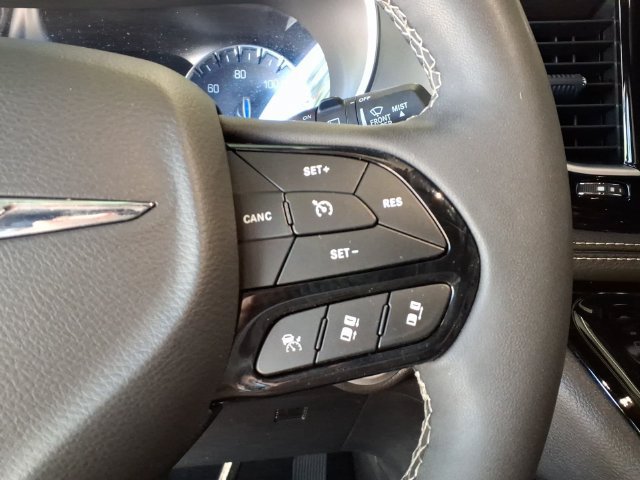 Used 2025 Chrysler Pacifica Limited FWD image 18