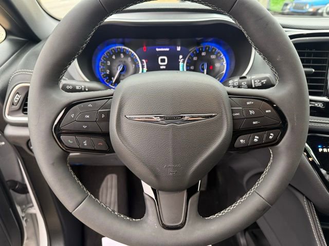 Used 2025 Chrysler Pacifica Limited image 18