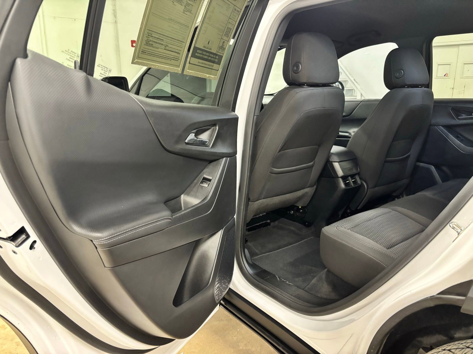 Used 2025 Chevrolet Equinox LT FWD image 17