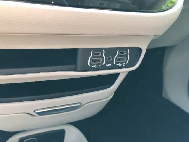 Certified 2024 Chrysler Pacifica Touring-L FWD image 25