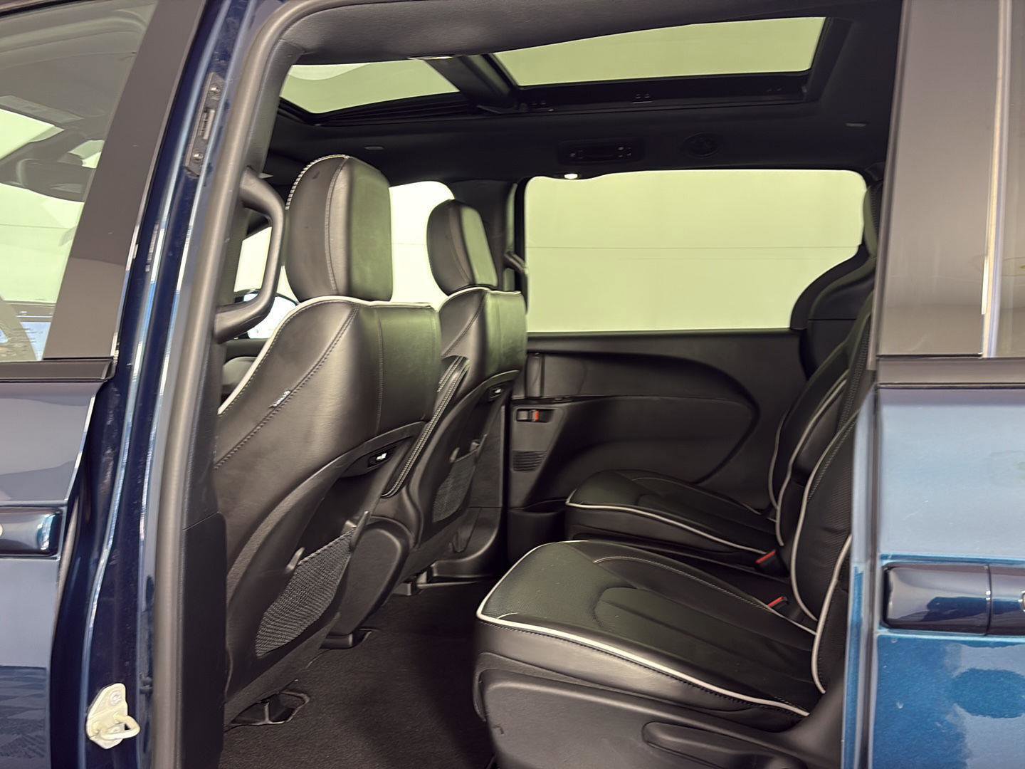 Used 2025 Chrysler Pacifica Premium image 20