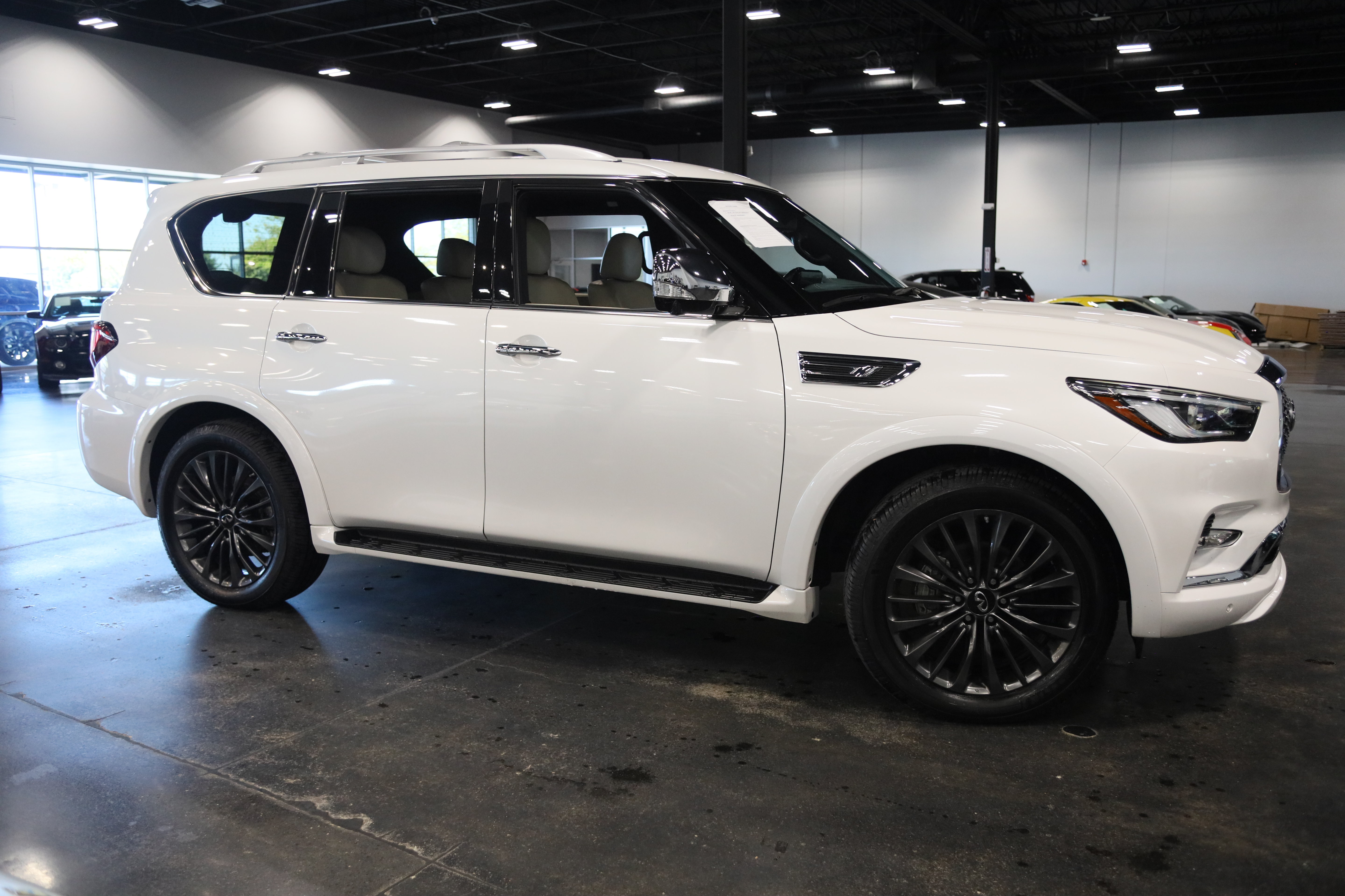 Used 2024 INFINITI QX80 Sensory w/ Cargo Package AWD/4WD image 8