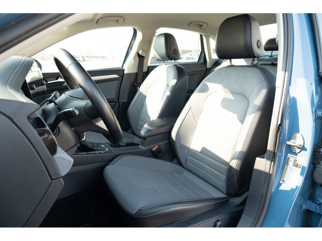 Used 2025 Volkswagen Jetta SE image 12