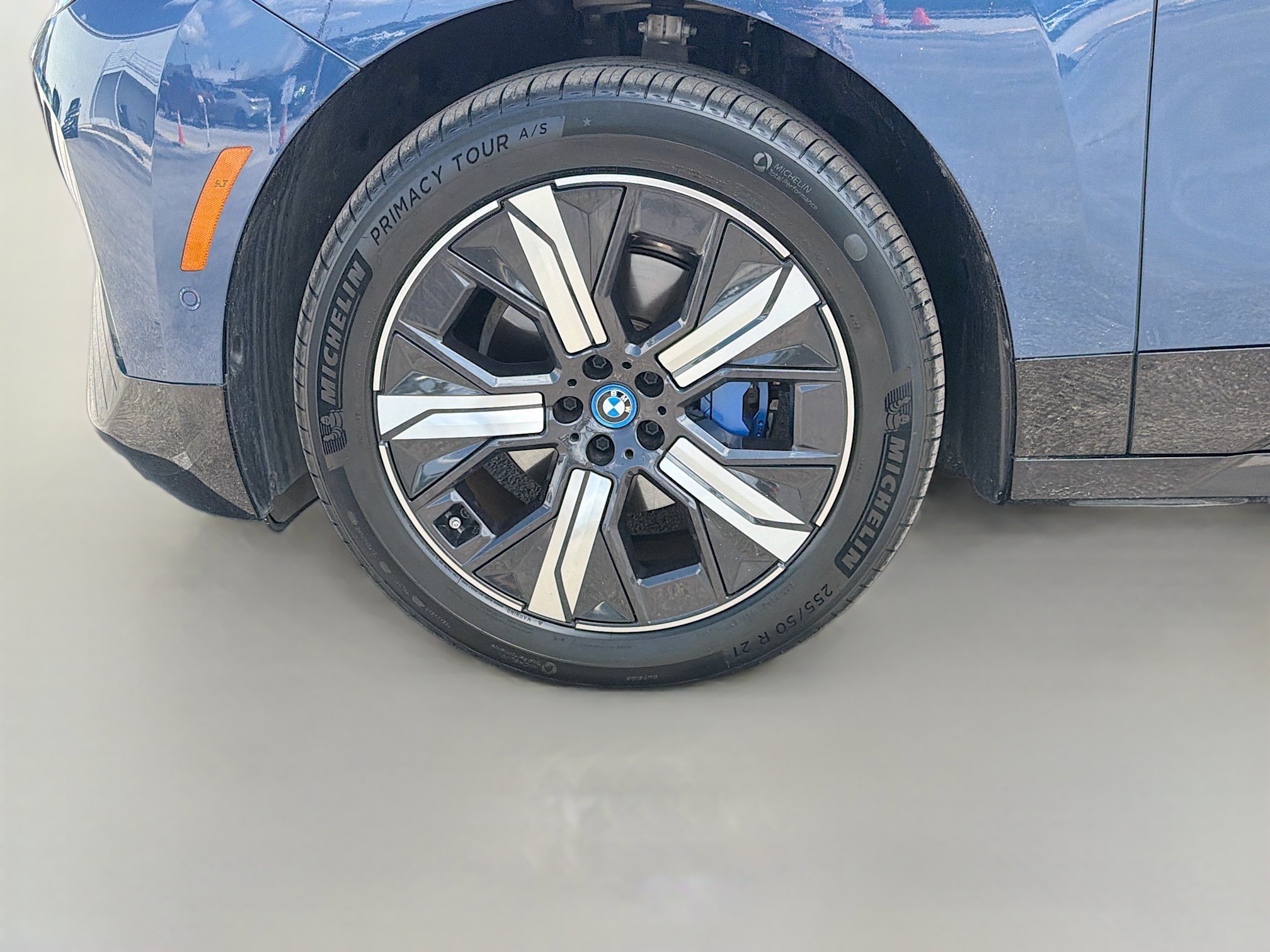 Used 2023 BMW iX xDrive50 w/ Sport Package AWD/4WD image 38
