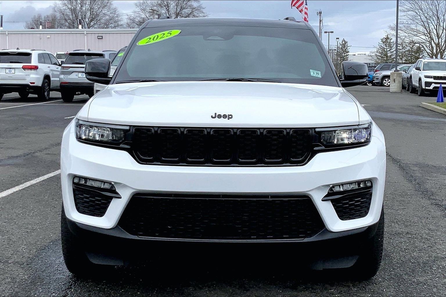 Used 2025 Jeep Grand Cherokee Limited w/ Black Appearance Package image 3