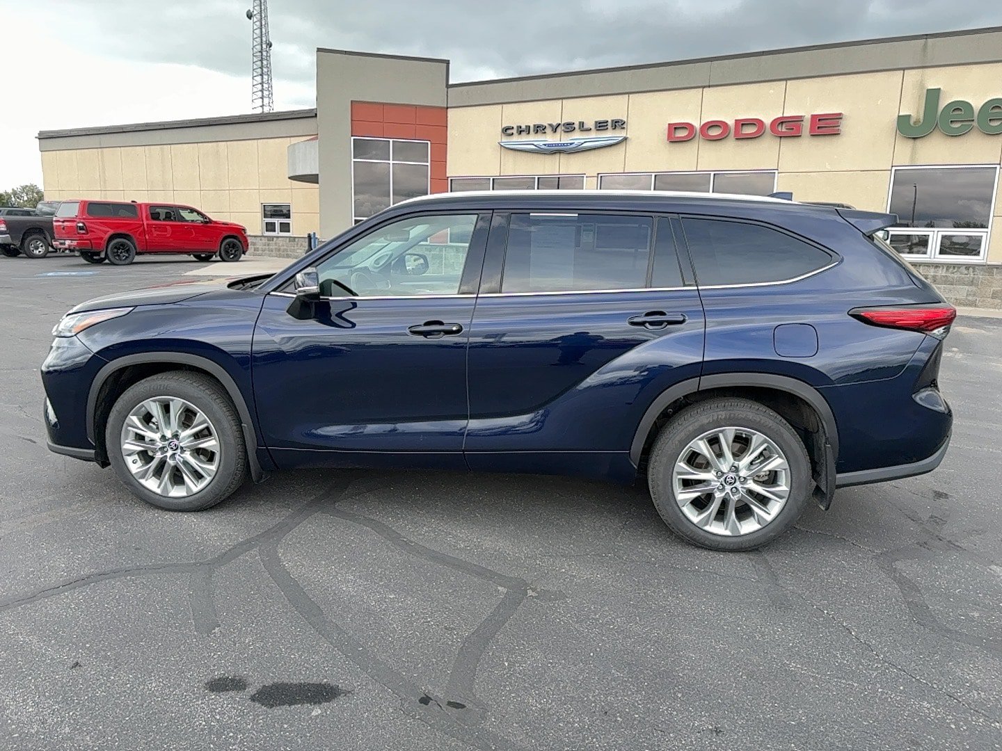 Used 2021 Toyota Highlander Limited AWD/4WD image 8