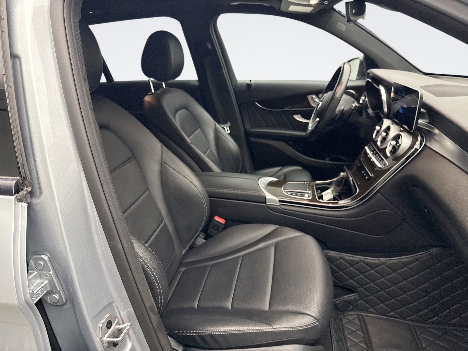 Used 2022 Mercedes-Benz GLC 300 4MATIC image 17