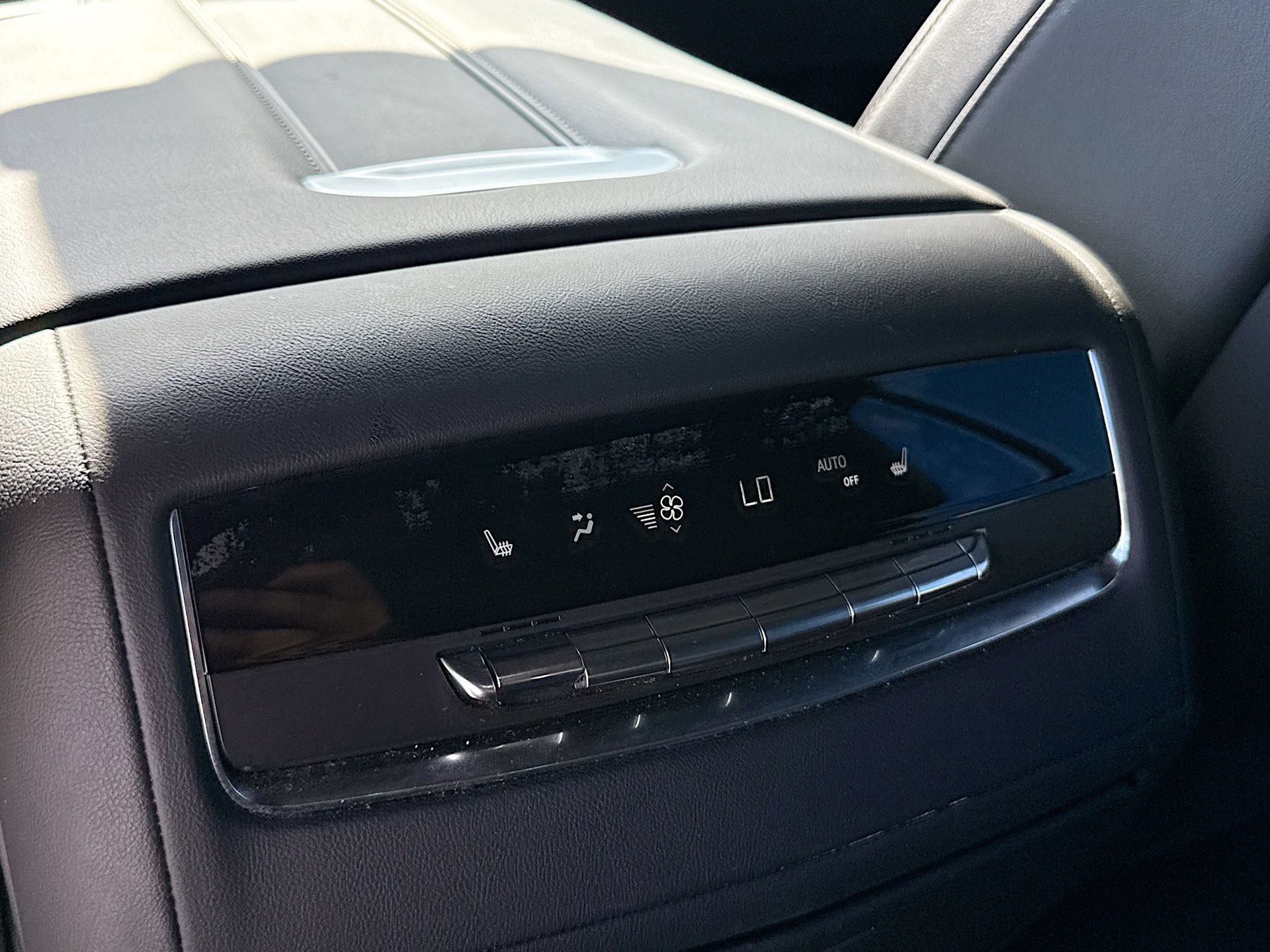 Used 2024 Cadillac Escalade Luxury AWD/4WD image 17
