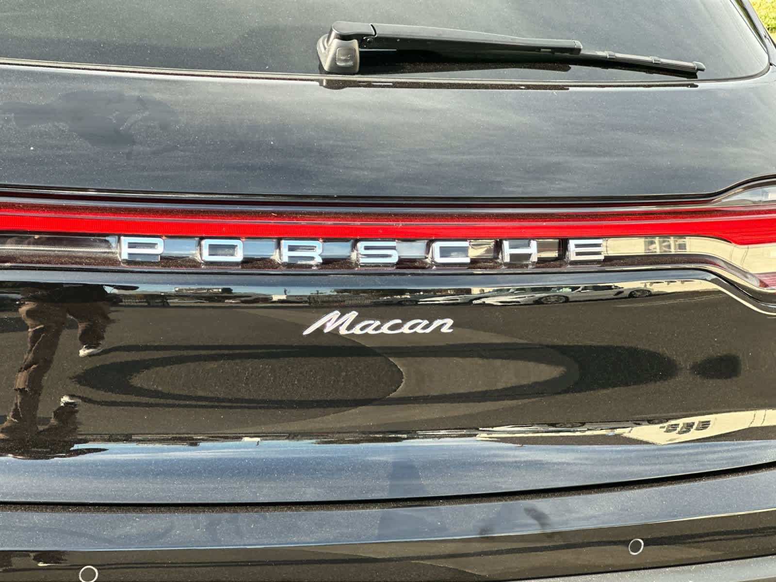 Certified 2025 Porsche Macan AWD/4WD image 32