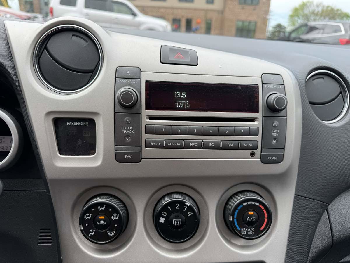 Used 2009 Pontiac Vibe w/ Preferred Package image 16