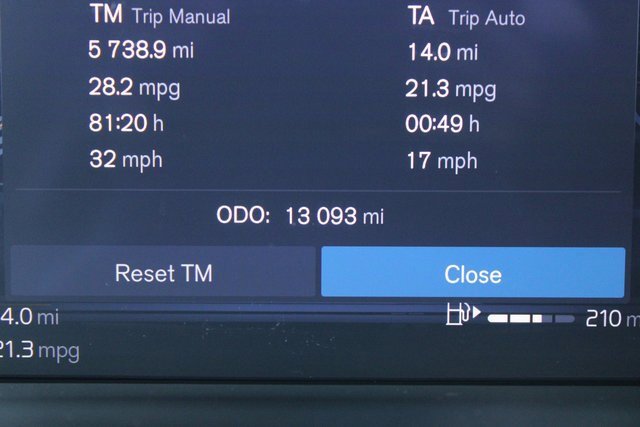 Used 2025 Volvo XC40 B5 Plus image 27