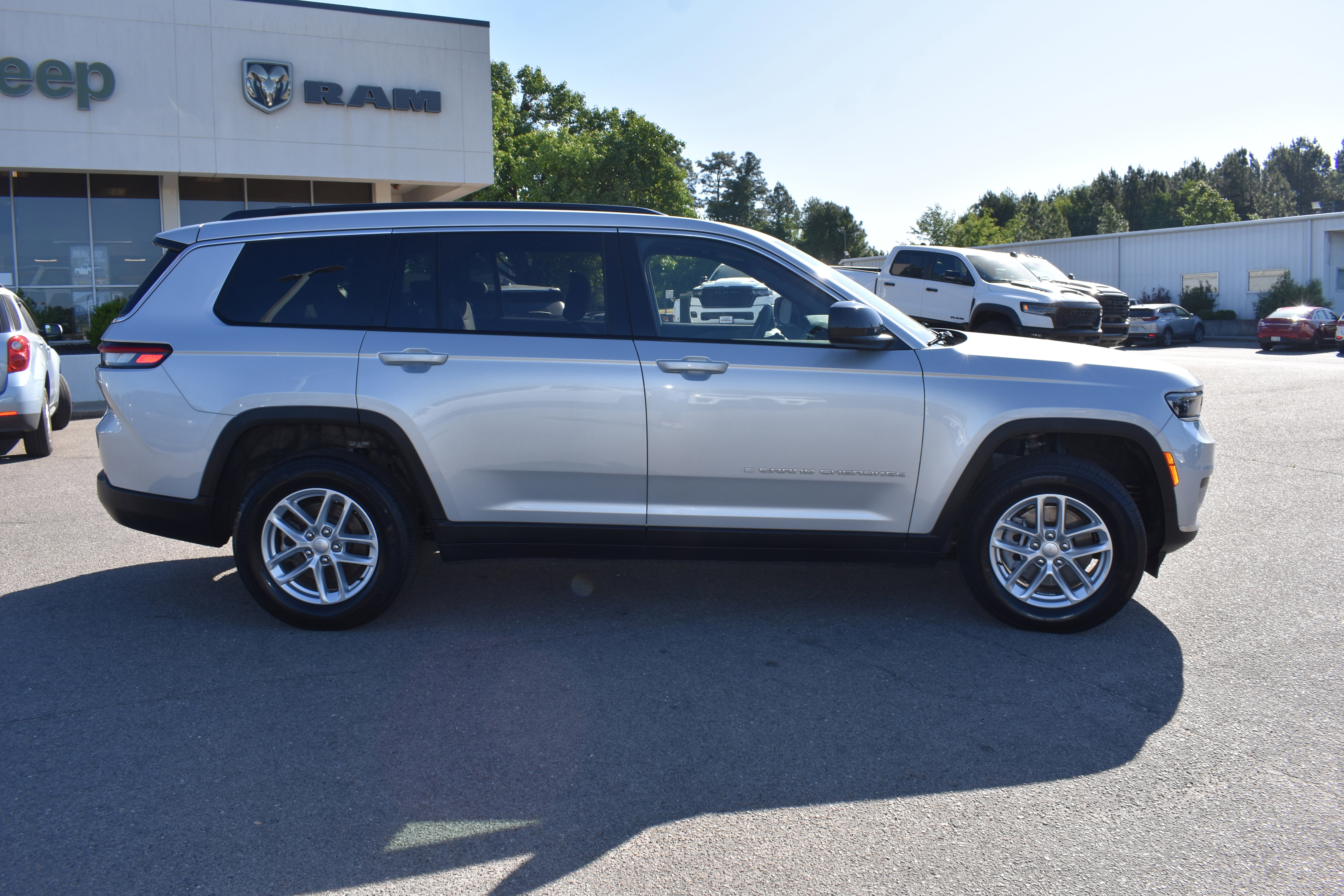 Used 2024 Jeep Grand Cherokee L Laredo w/ Luxury Tech Group I AWD/4WD image 10