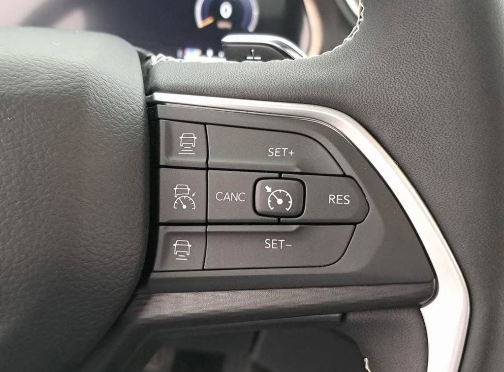 Used 2023 Jeep Grand Cherokee L Laredo image 15